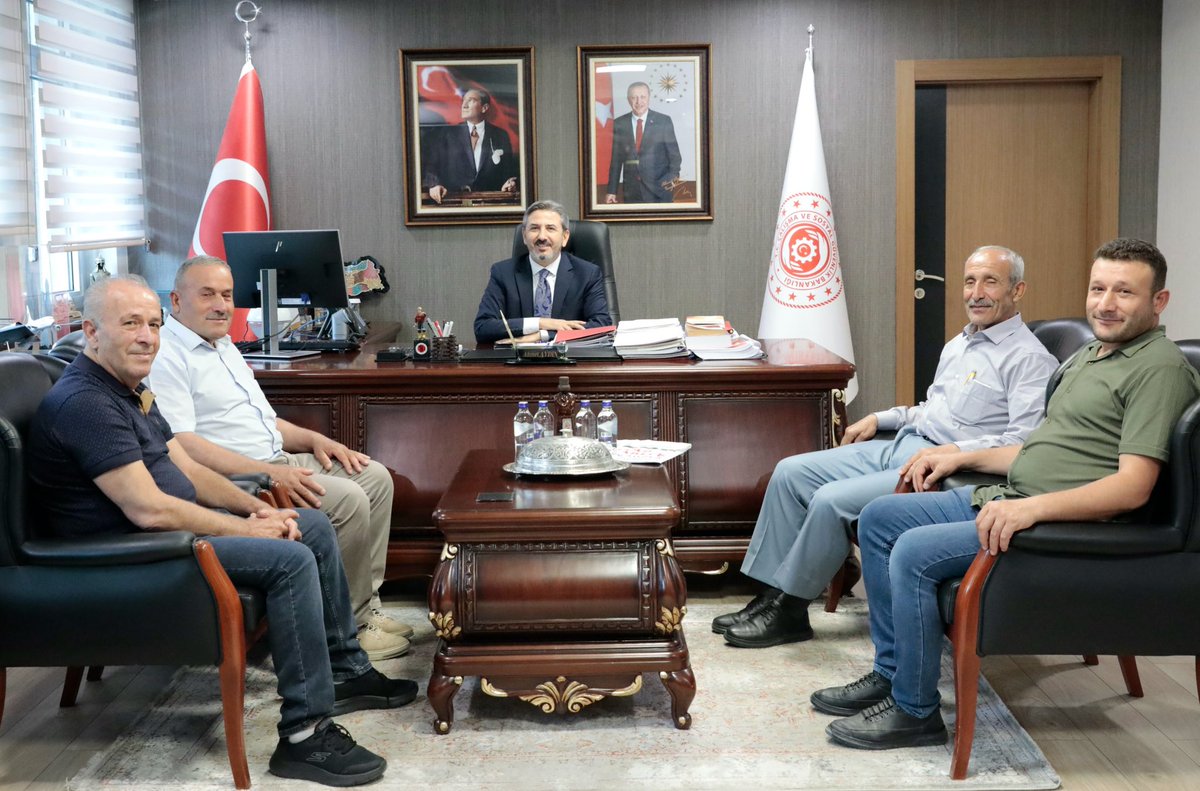 AhmetAYDIN_02's tweet photo. Ziyaretimize gelen kıymetli misafirlerimizle Bakanlığımızda bir araya gelerek hasbihâl ettik.

Değerli misafirlerimize ziyaretleri için teşekkür ediyor, çalışmalarında kolaylıklar ve başarılar diliyorum. https://t.co/gW7byRrmRz