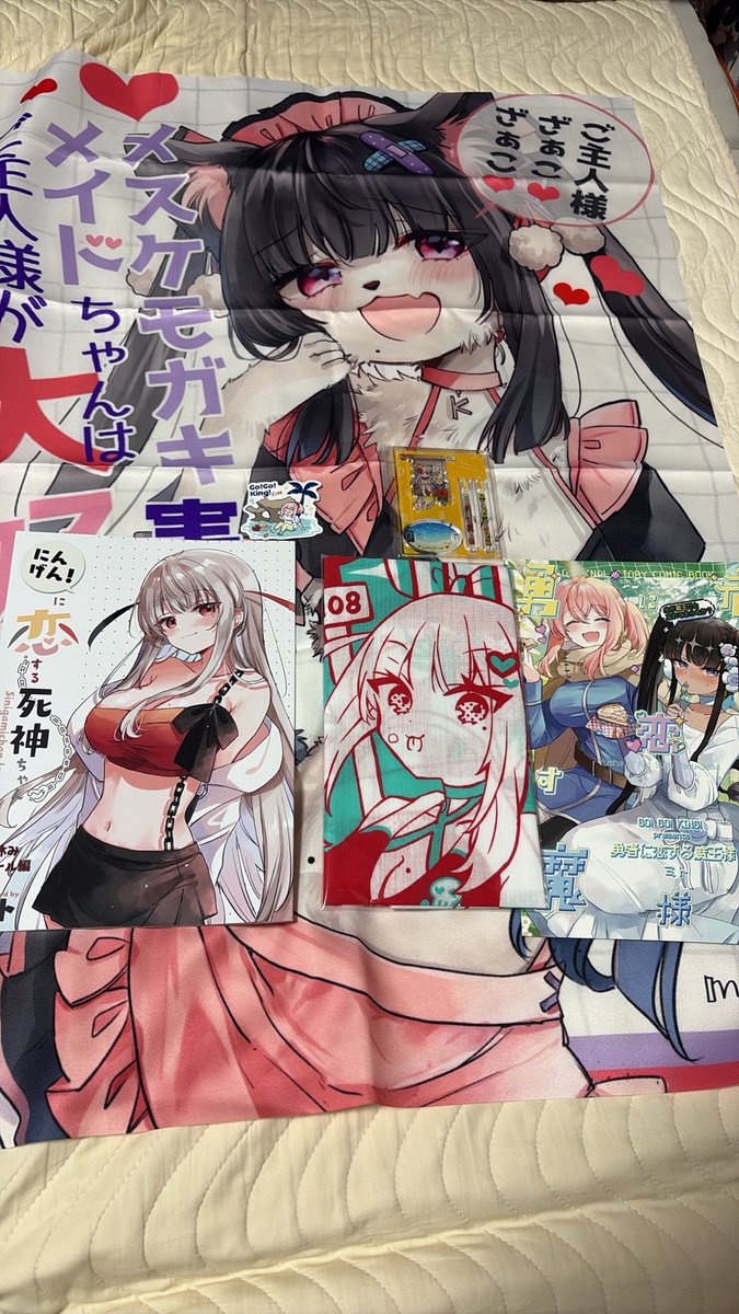 shogo46491's tweet photo. コミケ戦利品　ミト先生@mitokuma の新刊セットを購入しました！後ろの布ポスターもファンボ特典でいただきました！
こーれはまた濃いものをいただきましたw
サインも今回初めていただき感謝感激でございました！見えてはダメだが死神ちゃん現れないかな？
#C108 https://t.co/zxV16glkqZ
