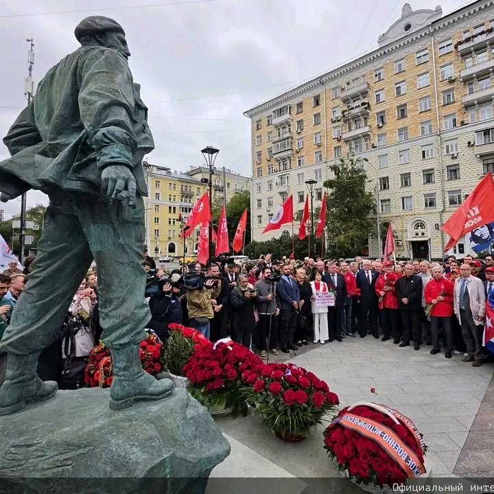 nidiabpa's tweet photo. En Moscú también rinden tributo a Fidel en su Centenario.
#100AñosConFidel 
#FidelEsFidel https://t.co/2IuQGEcmet