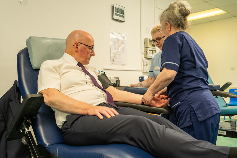 ScotGovFM's tweet photo. Patients across Scotland need people from all backgrounds to become blood donors and help save lives.

Before donating blood this morning, First Minister @JohnSwinney met those involved in a campaign to promote blood donation across Scotland’s diverse communities.

@givebloodscot https://t.co/NSoSmRhHY8
