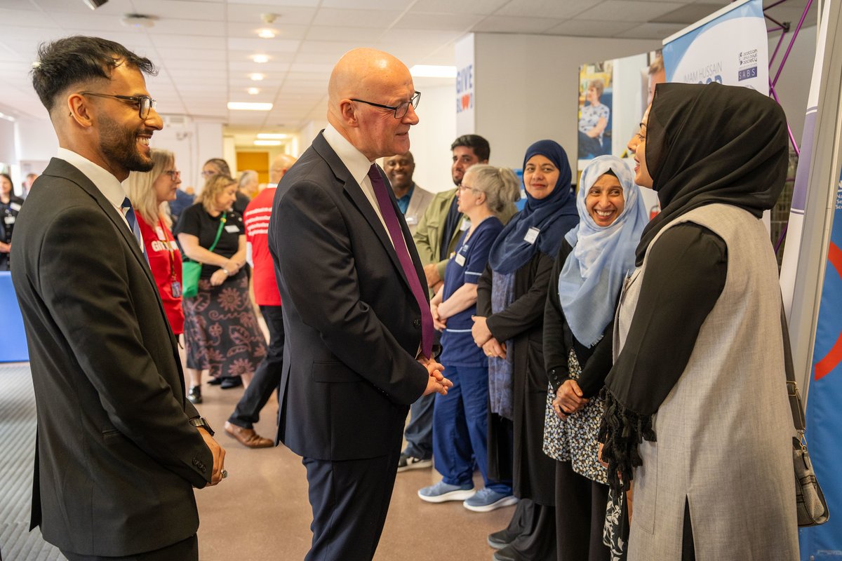 ScotGovFM's tweet photo. Patients across Scotland need people from all backgrounds to become blood donors and help save lives.

Before donating blood this morning, First Minister @JohnSwinney met those involved in a campaign to promote blood donation across Scotland’s diverse communities.

@givebloodscot https://t.co/NSoSmRhHY8