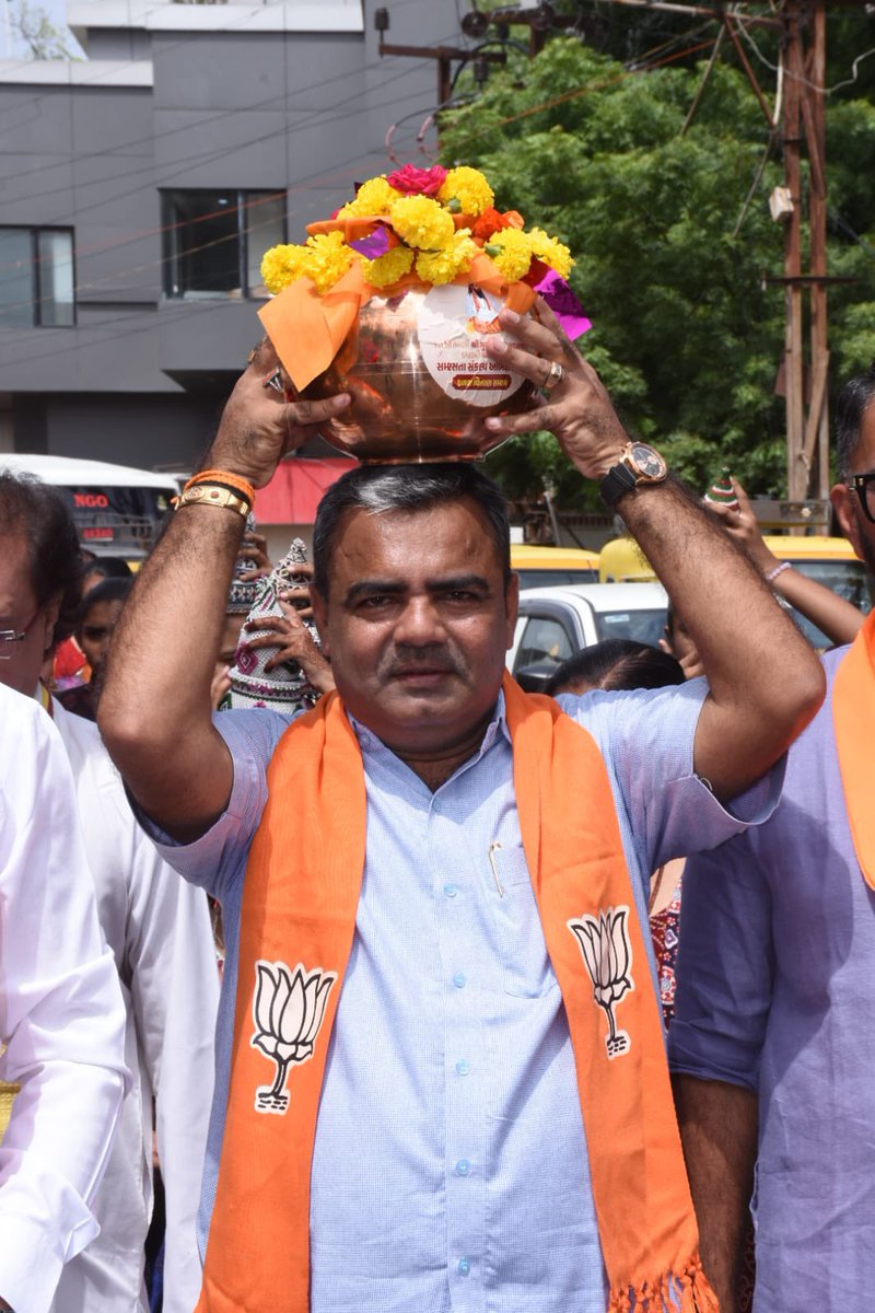 divyeshakbari79's tweet photo. આજરોજ જામનગર મહાનગર ખાતે સંત શિરોમણી શ્રી ગુરુ રવિદાસ મહારાજની 650મી જન્મજયંતિ નિમિત્તે આયોજિત ‘સમરસતા સંકલ્પ અભિયાન’ અંતર્ગત ભવ્ય કળશ યાત્રામાં ઉપસ્થિત રહી ધન્યતા અનુભવી.

સમાજમાં સમરસતા, એકતા અને ભાઈચારાની ભાવનાને વધુ મજબૂત બનાવવાના આ પવિત્ર અભિયાનમાં સહભાગી થવાનો અવસર મળ્યો.

સંત શિરોમણી શ્રી ગુરુ રવિદાસ મહારાજને કોટિ કોટિ વંદન. 🙏
