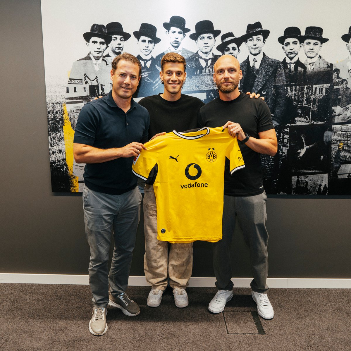 BVB's tweet photo. Giannis Konstantelias spielt in Zukunft für Schwarzgelb! 🇬🇷

Der 23-Jährige Mittelfeldspieler wechselt vom griechischen Erstligisten PAOK Thessaloniki nach Dortmund und hat einen Vertrag bis zum 30. Juni 2031 unterschrieben. 🤝

Zur Meldung:
➡️ https://t.co/1kfdBCQHw3 https://t.co/Ipbl0DZm7b