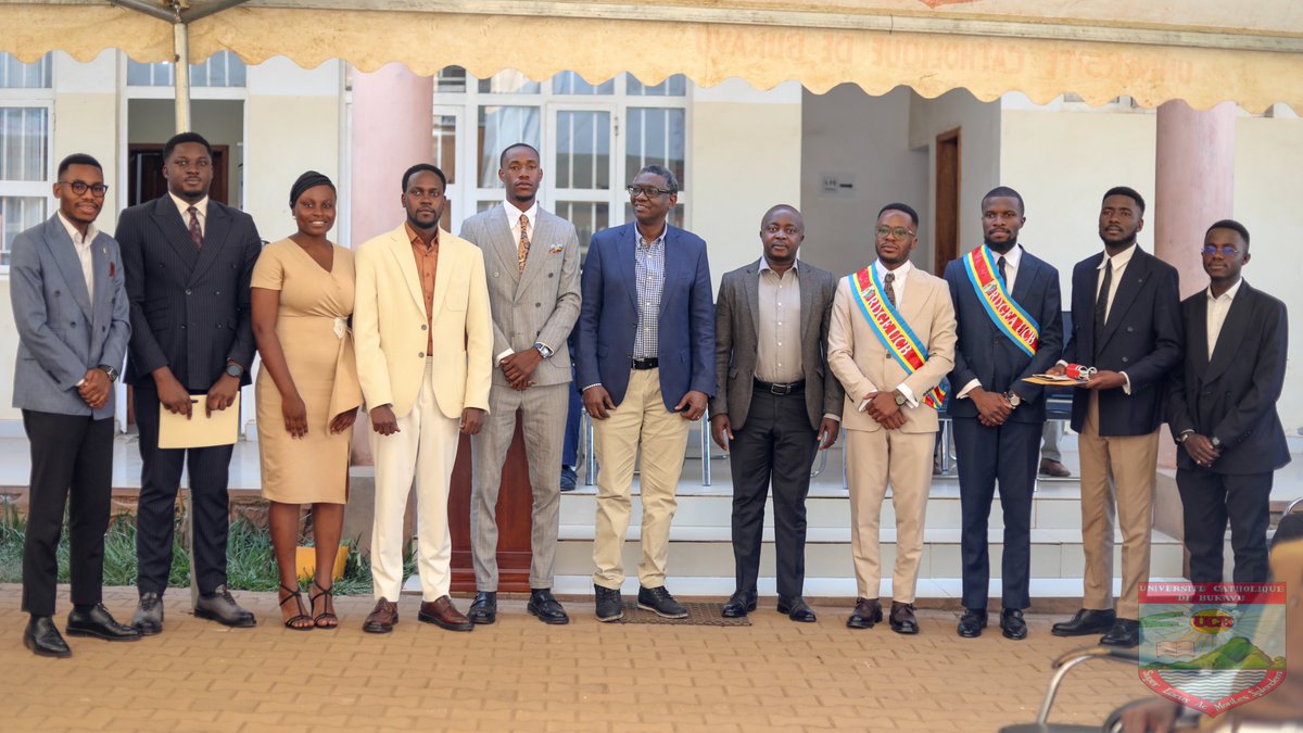 ucbukavu's tweet photo. L’@ucbukavu a procédé à l’investiture du nouveau Collège des Étudiants avec la passation symbolique du pouvoir entre l’équipe sortante et la nouvelle équipe dirigeante .
Sieurs NAMEGABE Josué, M3 Médecine, et BIKUBANYA Lucien, M1 Droit, sont respectivement RDGE et RDGE adjoint. https://t.co/oUjPzyWEBz