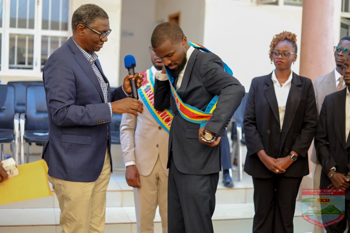 ucbukavu's tweet photo. L’@ucbukavu a procédé à l’investiture du nouveau Collège des Étudiants avec la passation symbolique du pouvoir entre l’équipe sortante et la nouvelle équipe dirigeante .
Sieurs NAMEGABE Josué, M3 Médecine, et BIKUBANYA Lucien, M1 Droit, sont respectivement RDGE et RDGE adjoint. https://t.co/oUjPzyWEBz