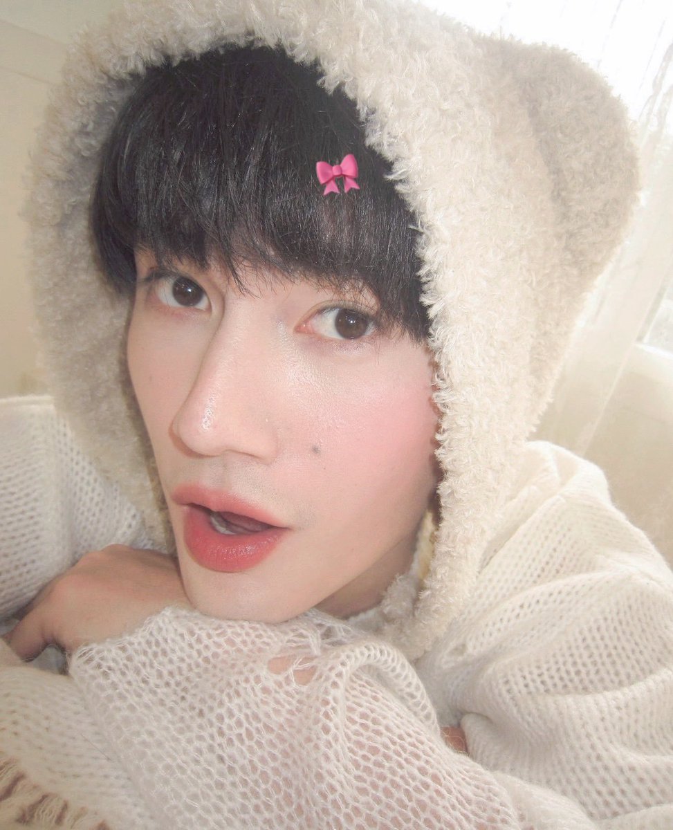 Zanastielle06's tweet photo. This is my fave photo of Pavel 🥹🤍 His eyes are so beautiful, and he looks so soft and dreamy here.😍

#poohpavel #ppoohkt #pavelphoom
#PoohPavelFanFile https://t.co/MFv3HhjixD