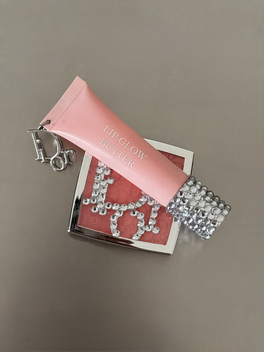 gllamorrs's tweet photo. Ideas for bedazzleing 🌺🍊🪽 https://t.co/GXOI5vuprn