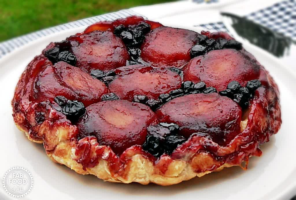 FabFood4All's tweet photo. Apple &amp; Blueberry Tarte Tatin with a hint of vanilla is so delicious yet so easy to make! The perfect autumn dessert! 
https://t.co/DASX1uNs7l 

#autumnbaking #falldessert #appletartetatin #tartetatin https://t.co/rc5VxtTNtu