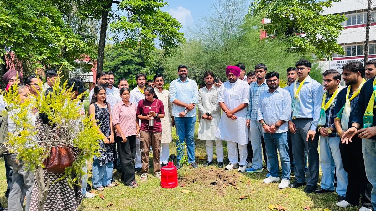 DVJChautala's tweet photo. आज कुरुक्षेत्र विश्वविद्यालय में दिन की शुरुआत पौधारोपण से की। इसके बाद कक्षा में शामिल हुआ और फिर कैंटीन एवं हॉस्टल मेस में साथियों से मुलाकात हुई।

वैसे तो कुरुक्षेत्र विश्वविद्यालय में अनेकों बार आना हुआ है, लेकिन आज पहली बार यहां एक छात्र के रूप में आने का अनुभव बेहद खास रहा। विश्वविद्यालय को इस बार एक नए नजरिए से देखने और छात्रों के बीच बैठकर उनकी बातें सुनने का अवसर मिला।