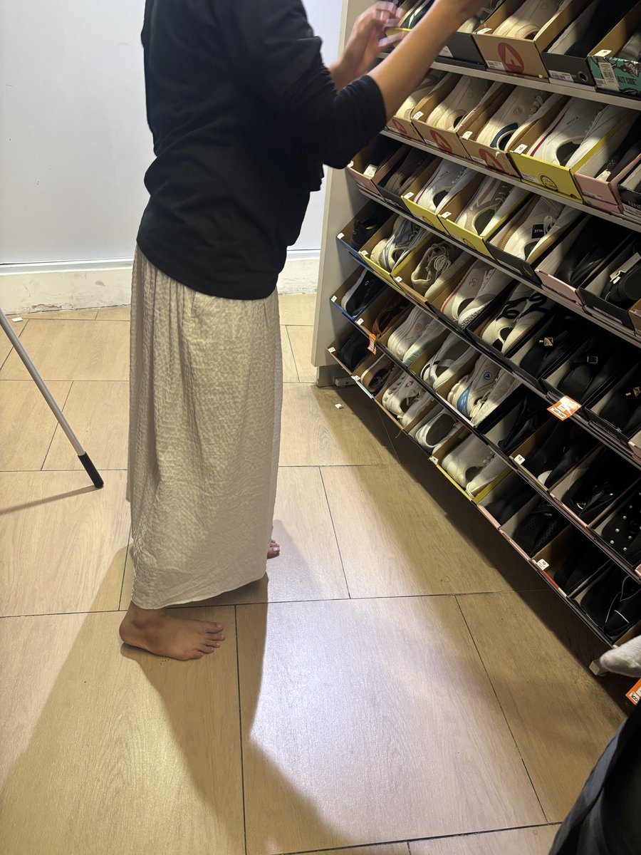 aallfffiii's tweet photo. Berasa di rumah lagi milih sepatu buat pergi cuman ini di toko sepatu cuy..

emang boleh senyeker itu? @eaudecondet2 https://t.co/87fMnA01W7