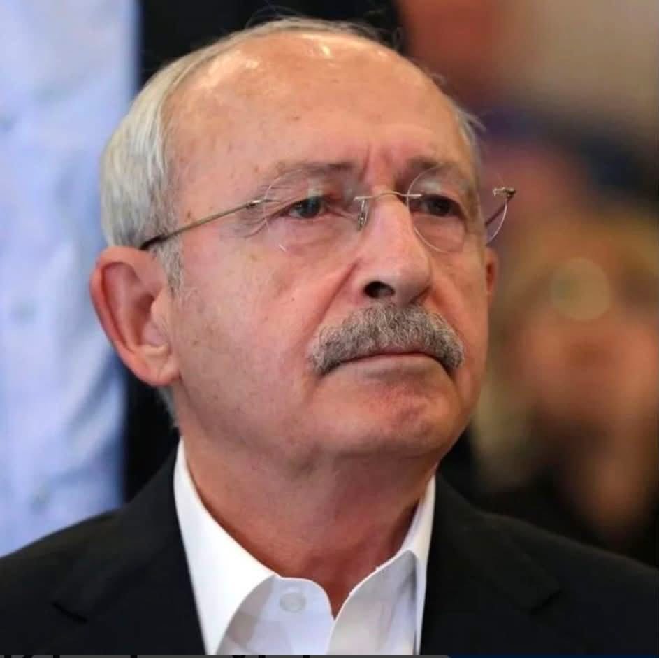 TOPRAK_2_'s tweet photo. VAY ANASINI SAYIN SEYİRCİLER!💥🤔
ATÜRKÇÜ CHP'liler olarak, yıllarca koynumuzda böyle bir yılanı beslemişiz...🤬
Vah bize vahlar bize! 
Ne de güzel uyumuşuz!🥺
-Kılıçdaroğlu ihanetinin bir belgesi daha:
-İzmir Menderes Belediyesi, biraz önce CHP’den AKP’ye geçti.
-Çünkü, CHP’de kalan meclis üyeleri, seçimde Yeni Parti’ye değil AKP’ye oy verdiler.
-Bunu da Kılıçdaroğlu istedi.
-İşte Kemal Kılıçdaroğlu budur.
O, 1970’lerden itibaren tıpkı Bahçeli gibi, tıpkı Perinçek gibi bu görev için yetiştirilmiştir.
-Kılıçdaroğlu 6 Ok’a da Atatürk’de kökten düşmandır ve Alevilerin gözünde de tam bir düşkündür.
-İşte onun eline verilen şu anki CHP de budur.
-Bu CHP Atatürk’ün değil Tayyip Erdoğan’ın partisidir.
-Hedef, AKP ve MHP ile birlikte Amerika’nın PKK’ya yönelik planını gerçekleştirmek ve yine Türkiye’de ABD’ye bağlı mezhepçi bir din devleti kurmak, Erdoğan’ı başında tutmaktır.
-Hala bu CHP’de kalanlara soruyorum:
Vicdanınız Saray’a ve ABD’ye böyle açıktan hizmeti kabul ediyor mu?
-Siz susun vicdanınız konuşsun…
RızaZelyurt…