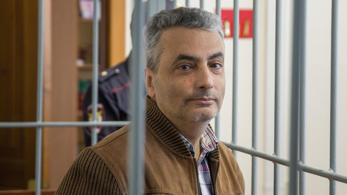 MarcoFattorini's tweet photo. Nella Russia di Putin non solo viene escluso dalle prossime elezioni l’unico partito pacifista (Yabloko). Ma oggi il vicepresidente di quel partito, Lev Shlosberg, è stato condannato a 11 anni di carcere per aver pubblicato sui social un post contro la guerra in Ucraina. In tribunale, interrotto più volte dal giudice, Shlosberg ha detto: «Una vita degna per l’uomo è una vita senza guerra, senza la minaccia costante di una morte improvvisa. Una vita degna è un dialogo civile nel Paese».