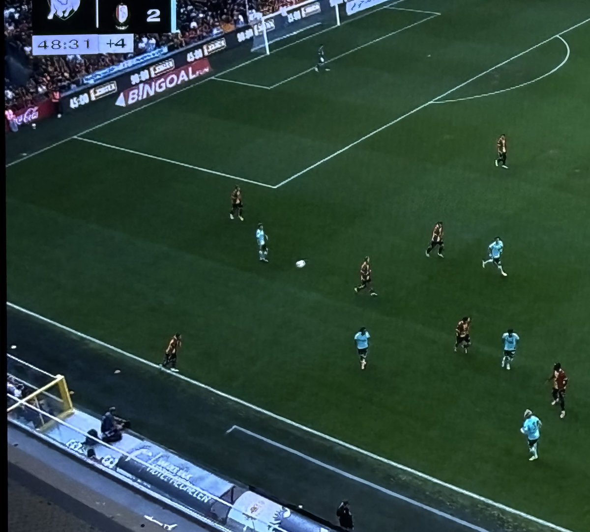 decanjere's tweet photo. @walfoot Elke goal van KVM is door Bram aangebracht. #kvmsta
Hier waar de bal buiten gaat en waar de bal wordt ingeworpen (20 meter verder), die rechtstreeks leidde tot de 1-2. 👇🏽 https://t.co/ID42RcdoQs