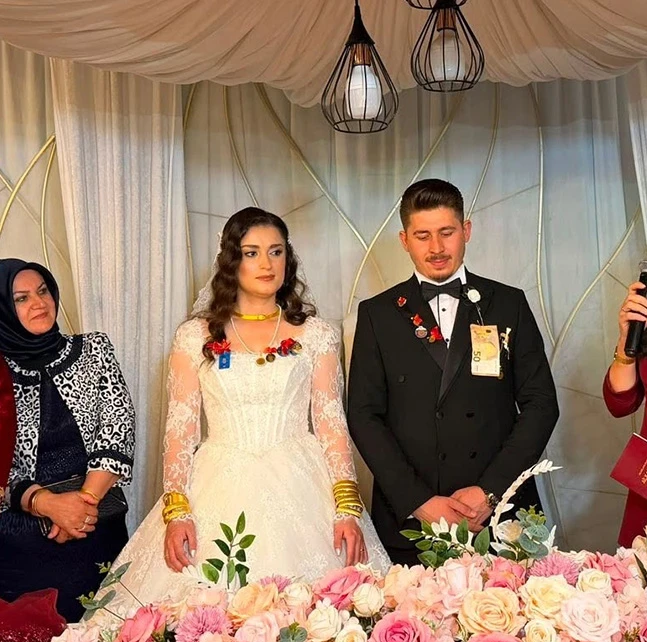 solcugazete60's tweet photo. AKP Aybastı İlçe Başkanı Kamil Yediyıldız, oğlunun düğün davetiyesine gelin ve damat fotoğrafları yerine oğlu ile kendi fotoğrafını bastırdı. https://t.co/ATM73OREGg
