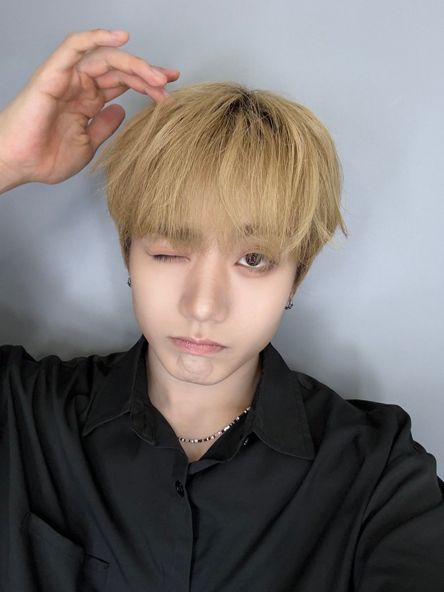 TRENDZ_OFFCL's tweet photo. [#하빛] 오늘 스타일링 좀 맘에 드네요✨🎶 

#FROM_TRENDZ #TO_FRIENDZ #TRENDZ #트렌드지 #하월선 #월요병저리가랏 #하삐나잇 #빛꿈꿔 https://t.co/tlIaTT6Nqx
