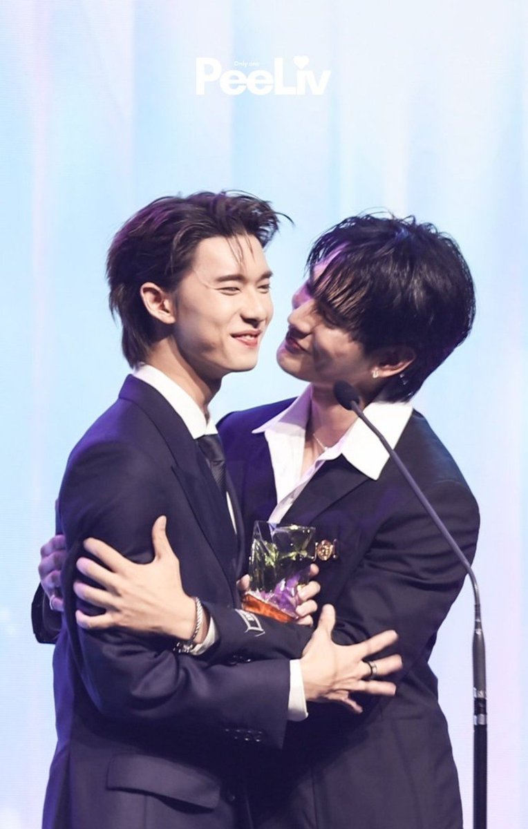 Zanastielle06's tweet photo. One of my favorite ppv moments.  Every award they receive feels even more special when I see them celebrating it together. Seeing their smiles the way they hold each other and how proud they look makes my heart so full. ✨🥺

#poohpavel #ppoohkt #pavelphoom
#PoohPavelFanFile https://t.co/0xkMappqm1
