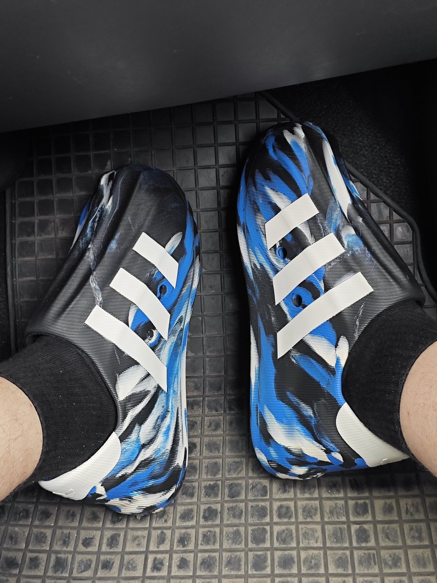 d3xt3rr0r's tweet photo. Tak wyglądają oryginalne gumiaki Adidasa, wersja POLSKA WIEŚ 2026. 😂😂😂

#adidas #adifom #superstar #gumiaki #gumowce #kalosze #wieś #polska https://t.co/0iIC2i9PvI