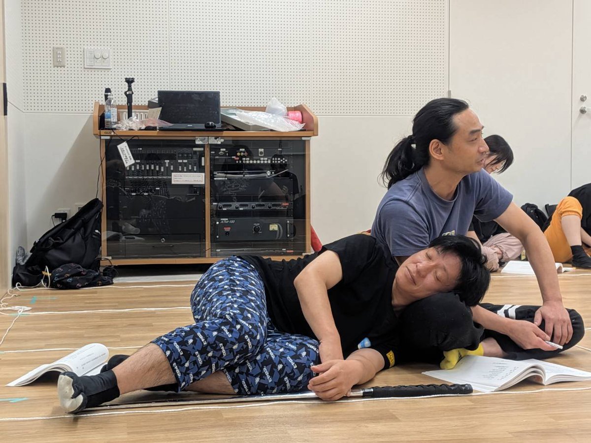 NomalW's tweet photo. 稽古開始。しんさんからもらったヨガマットがお互い役に立ったな。【華葬ノ月〜龍馬ノ風 華影ノ花】

絶賛発売中です！何卒よろしくお願い致します！

【一般チケット予約フォーム】
https://t.co/Ug5dektCzN

【公演グッズ予約フォーム】
https://t.co/RrZ8t8QqI3

#華葬ノ月 
#座・高円寺2 https://t.co/fOx6b8Nvku