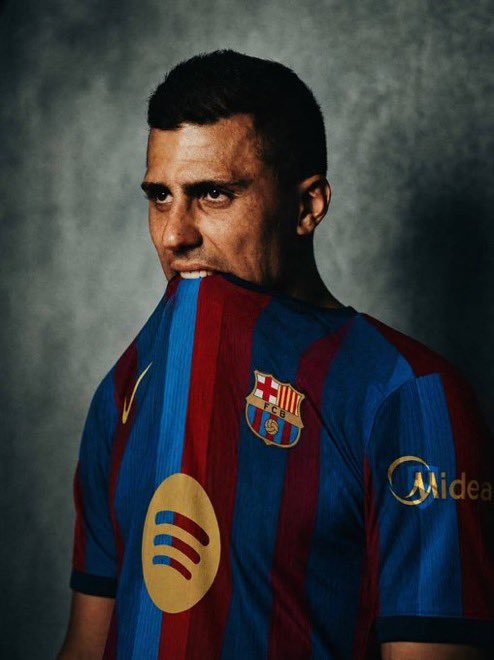 SportVoice24's tweet photo. 🚨𝐉𝐔𝐒𝐓 𝐈𝐍: No 16 Jersey wore by Sergio Busquets is reported by Fabrizio to be given to Rodri

From Midfield Legend to Midfield Legend 

Visca Barça https://t.co/moXhxu2K3u