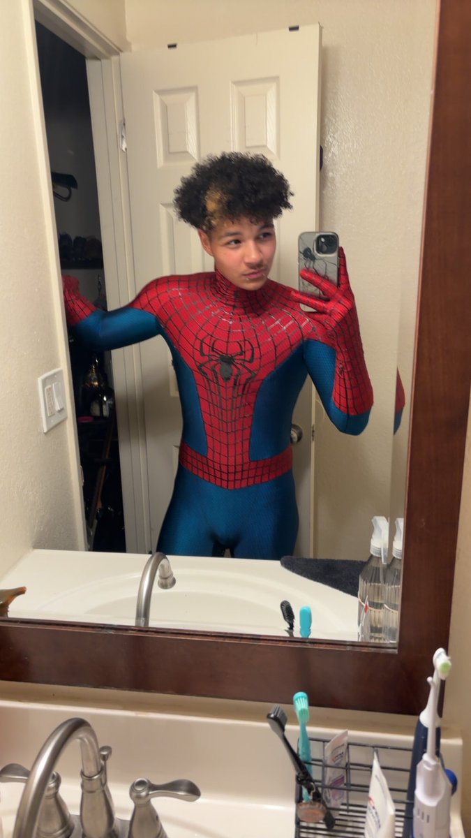Glantboyftm's tweet photo. I stg Grindr is just fulllllll of chasers now 😭 😭 anyone know another app?? https://t.co/0mz7vN4YSh
