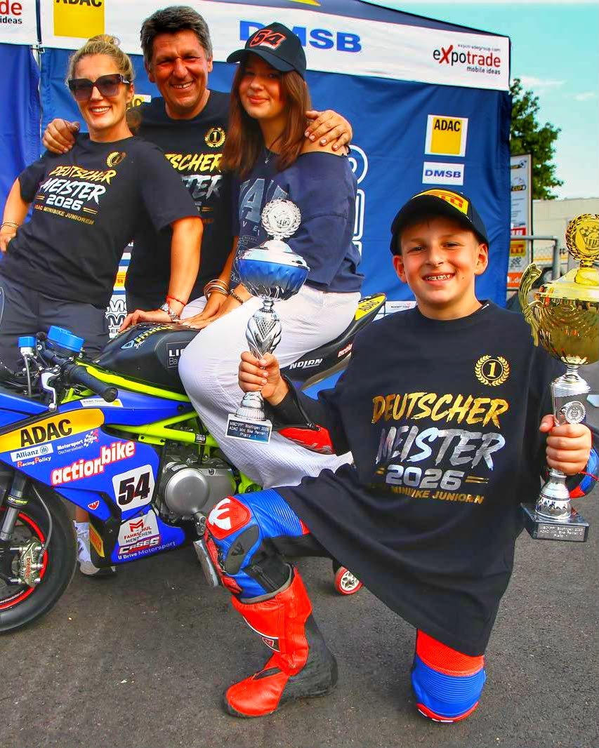 MotoEtkinlik's tweet photo. 🏆 Elias Caydas Sezonun Bitimine 4 Yarış Kala Şampiyonluğunu Garantiledi!

ADAC Mini Bike Cup O-110 sınıfında fırtına gibi esen Elias Caydas, Bopfingen ayağında kazandığı çifte zaferle 2026 sezonu şampiyonluğunu matematiksel olarak tescilledi! 🏁

Şampiyonadaki "en kötü 2 etkinliği (4 yarışı) silme" kuralı sayesinde Caydas, kalan Mülsen ve Schlüsselfeld ayaklarındaki 4 yarışa katılmasa dahi 335 puanda kalıyor. En yakın takipçisi Jamie Loth kalan tüm yarışları kazansa bile silinen sonuçların ardından en fazla 306 puana ulaşabildiği için 29 puanlık farkla şampiyonluk sezon bitmeden kesinleşti.

Caydas'ın 2026 sezon performansı adeta kusursuz bir dominasyon tablosu çiziyor:

🎯 Koşulan 14 yarışın 11'inde birincilik, 3'ünde ikincilik

📊 Alınabilecek azami 350 puanın 335'ini hanesine yazdırdı

⚡ Tüm sezonda kaybettiği puan yalnızca 15!

Sezonu domine ederek erken şampiyonluğa uzanan Elias Caydas'ı tebrik ediyoruz! 👏

Gelişmeleri ve detaylı analizleri MotoEtkinlik mobil uygulamamızdan ve https://t.co/779x6pEe0q üzerinden takip edebilirsiniz! 🏁

#ADACMiniBikeCup #EliasCaydas #MiniGP #Championship