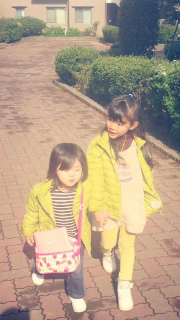 Ningjanim's tweet photo. 루이쨩 손 꼭 잡은 미나미짱 https://t.co/XymsDIsfKR