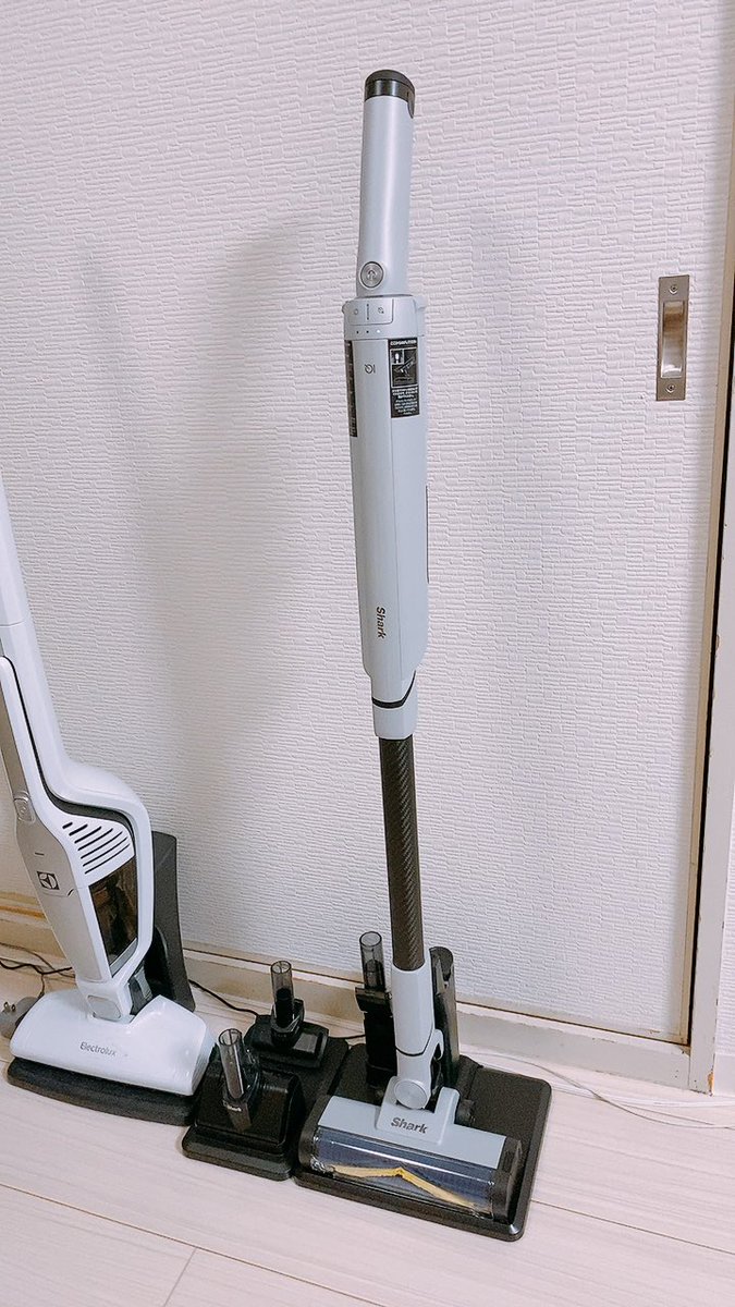 ethknight's tweet photo. 掃除機はsharkになりました
店員のお姉さん曰く、ゴミ集める箱は要らないとのアドバイスだったので、できるだけコンパクトなやつ選びました٩( 'ω' )و

小さいのに意外と高くてビックリしたのは内緒w https://t.co/m1vPWSfQgs