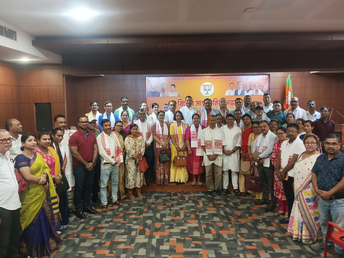 BijoyPathak11's tweet photo. Attending Zila OBC Morcha meeting at Zila karyalay Hengrabari. https://t.co/b8X5LJMC2v