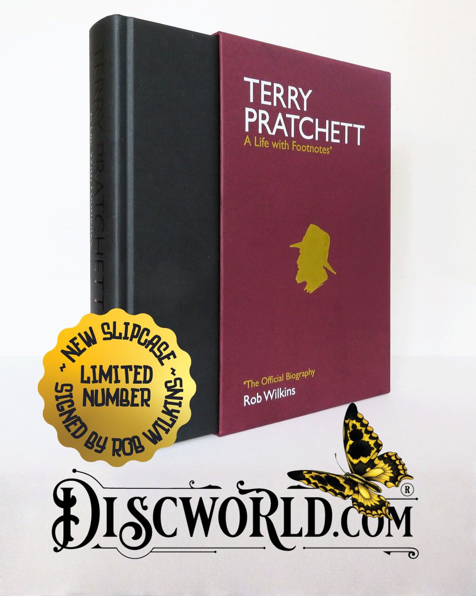 Discworld_com's tweet photo. Terry Pratchett: A Life With Footnotes
The Official Biography
Proving very popular, our new slipcase comes signed by Rob Wilkins. Limited number, you can order online from our new look website. 😍
🔗 https://t.co/DeoKpjawVN
Rob Wilkins’ definitive biography of Terry Pratchett draws on unpublished notes, family recollections, and friends’ testimonies to reveal the wit, resilience and imagination behind Discworld.
“Of all the dead authors in the world, Terry Pratchett is the most alive.” — John Lloyd

#TerryPratchett #Discworld #SirTerryPratchett #DiscworldOfficial #FavouriteAuthor