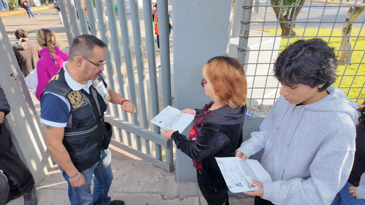 UNAM_MX's tweet photo. Las y los aspirantes ingresan al Palacio de los Deportes en la CDMX para la aplicación del Examen de Control Presencial de la UNAM 👇. https://t.co/laqmhV8hEp