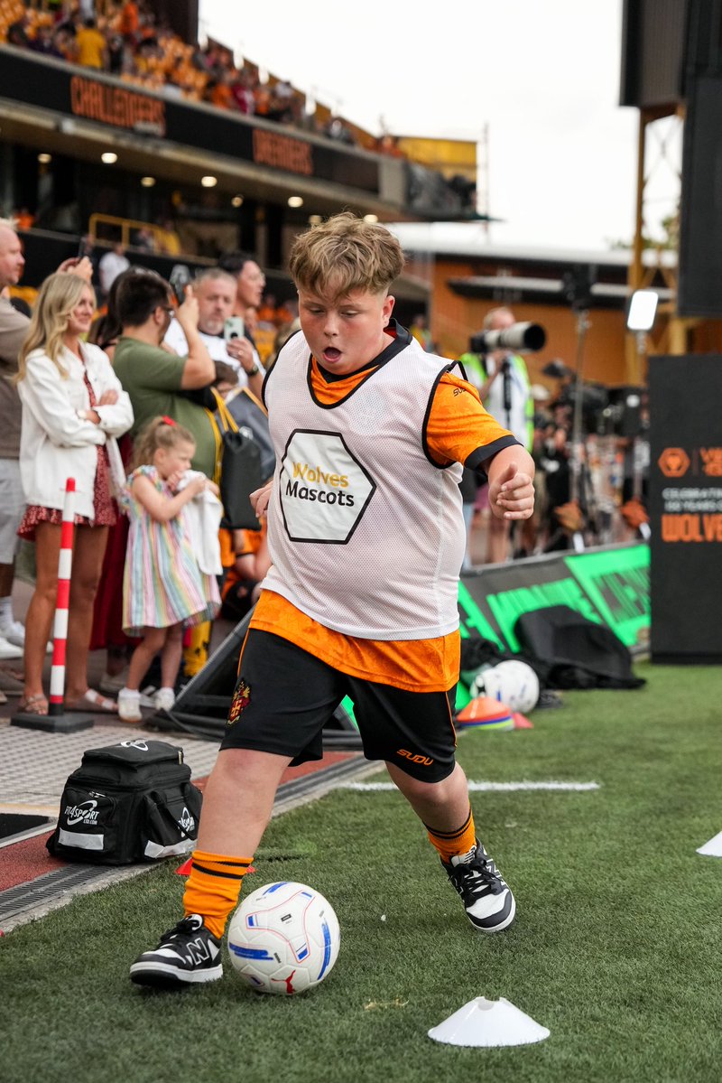 Young_Wolves's tweet photo. Our mascots had a night to remember, as we kicked off our league campaign 🧡🐺 https://t.co/k6wgzUBBpR