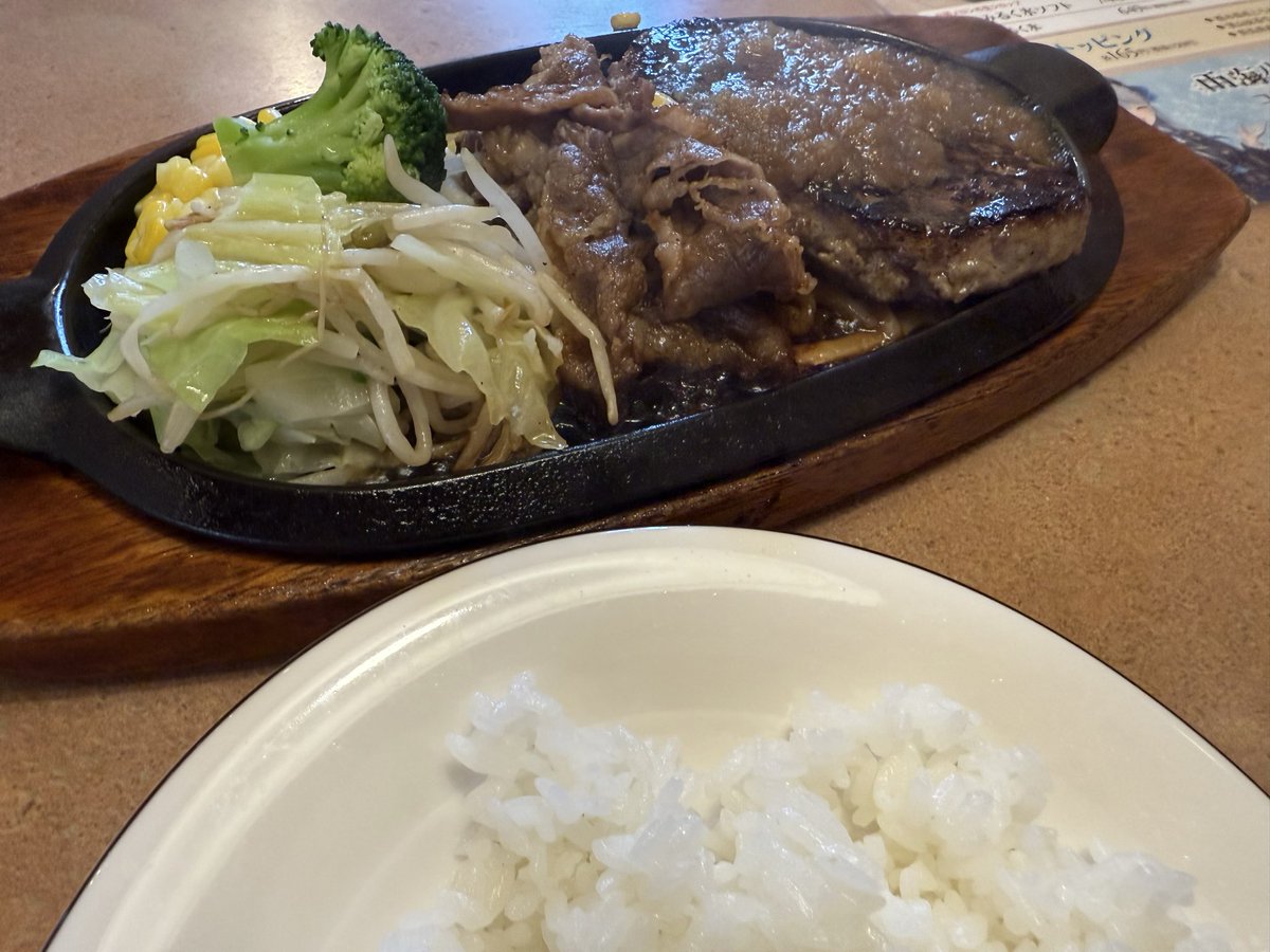 populanta2's tweet photo. お昼はちょっと遠くまで。
フライングガーデンってところの「人気者」って名のランチ😊
和風ハンバーグと牛肉 https://t.co/a5vgGgruOD