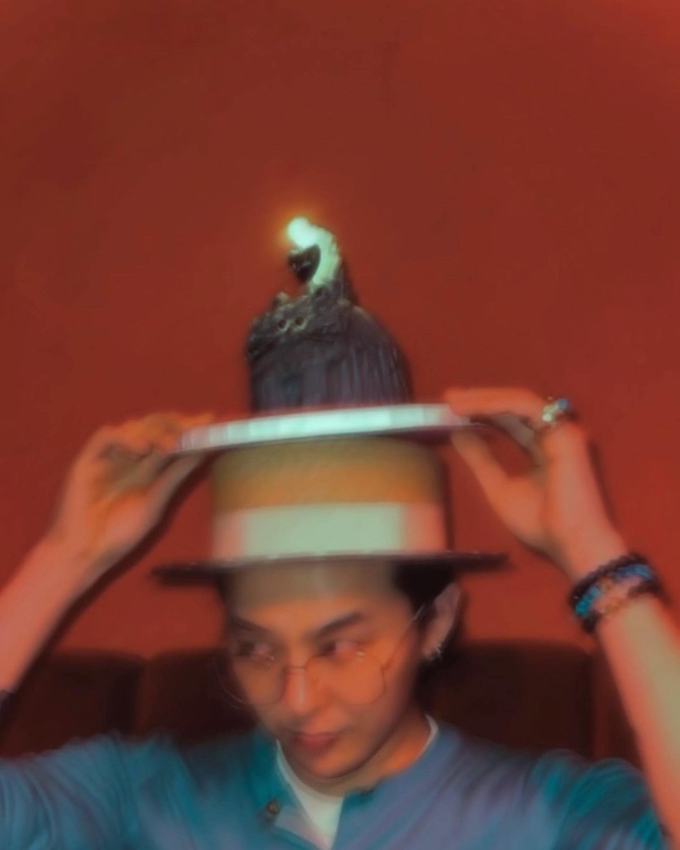 wanlu172930's tweet photo. Happy birthday G‑Dragon! Wish you peace year after year, long‑lasting career success and keep shining freely.🥳

#HappyGDay2026
#꽃잎하나_더해_권지용_사랑해 https://t.co/wJfijLwgGX