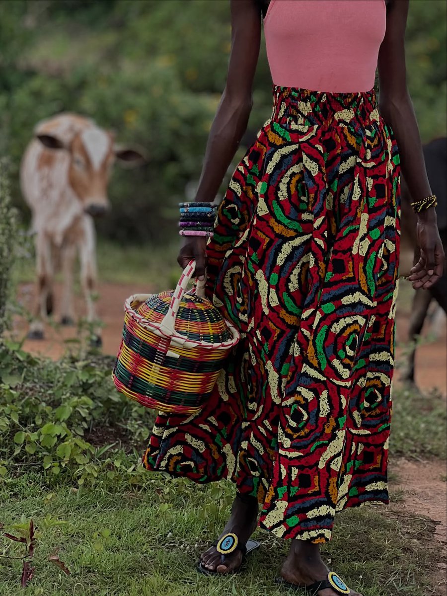 AketchJoyWinnie's tweet photo. Long African print skirts are such a masterpiece. I love it ❤️👌🏾 https://t.co/moaLHW0jNP