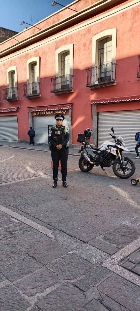 SSC_Pue's tweet photo. 🚧 #CierreVial 
 Elementos de la #SSC realizan cierre vial sobre Reforma y 3 Sur, en el Centro Histórico, con motivo de un evento en el Zócalo.

Se recomienda a las y los automovilistas tomar precauciones y considerar vías alternas para llegar a su destino. 👮‍♀️🚔 https://t.co/JIbslI3pWL