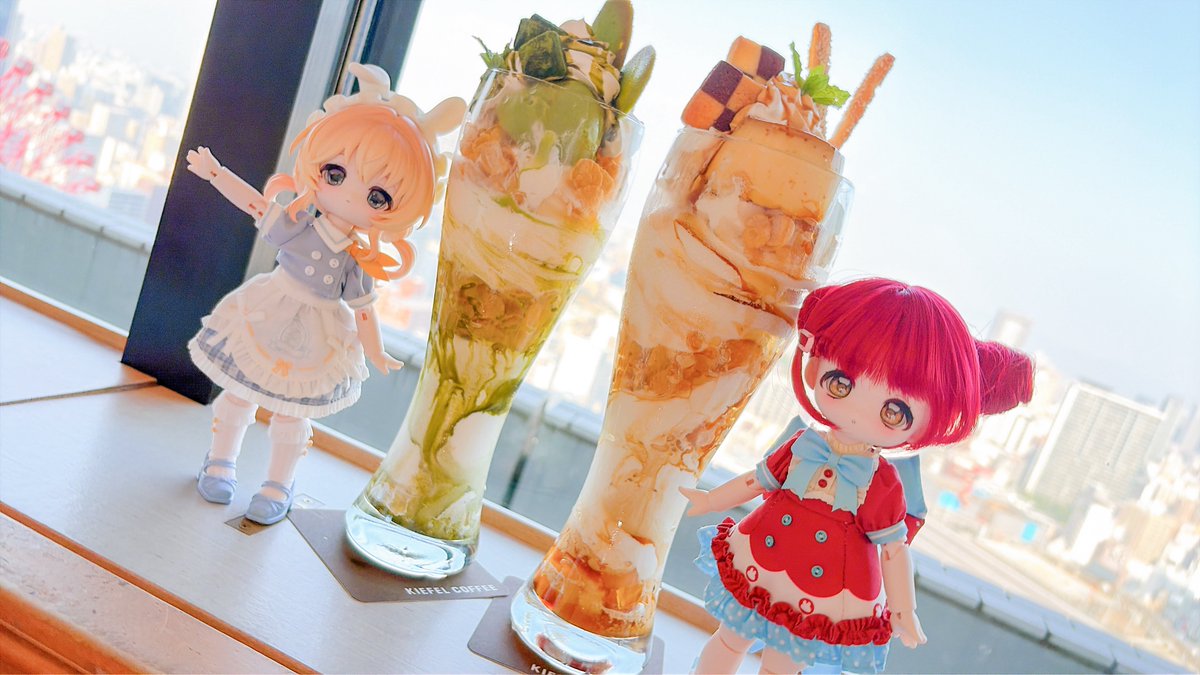 harapecotta____'s tweet photo. 巨大パフェまた食べに行きたい〜
ねんどろともボニバニちゃんとも並べてデカいのマジですごいw
てかボニバニちゃん新作可愛すぎんか？？？
今の子らもう1人って思ってたけど新しい子2人くらい運試し兼ねてお迎えしたい。下段の子ら3人と右上の子とても好みで結構誰来ても嬉しい感じやったし https://t.co/4mcWmlXB5C