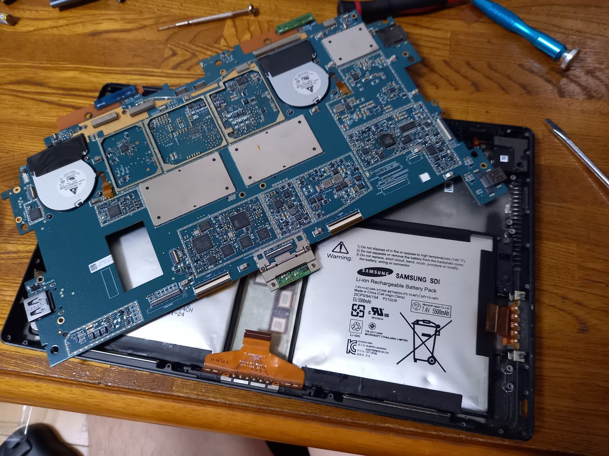 nd_shimo's tweet photo. 2013年製タブレットです。WIN11に移行して液タブとしても使ってきましたが、いよいよバッテリーが膨らんで来ました。
通販でまだ純正バッテリーが購入でたので本日交換しましたが、今のところ問題無く動作しているようです。 https://t.co/Ap16qXTegq
