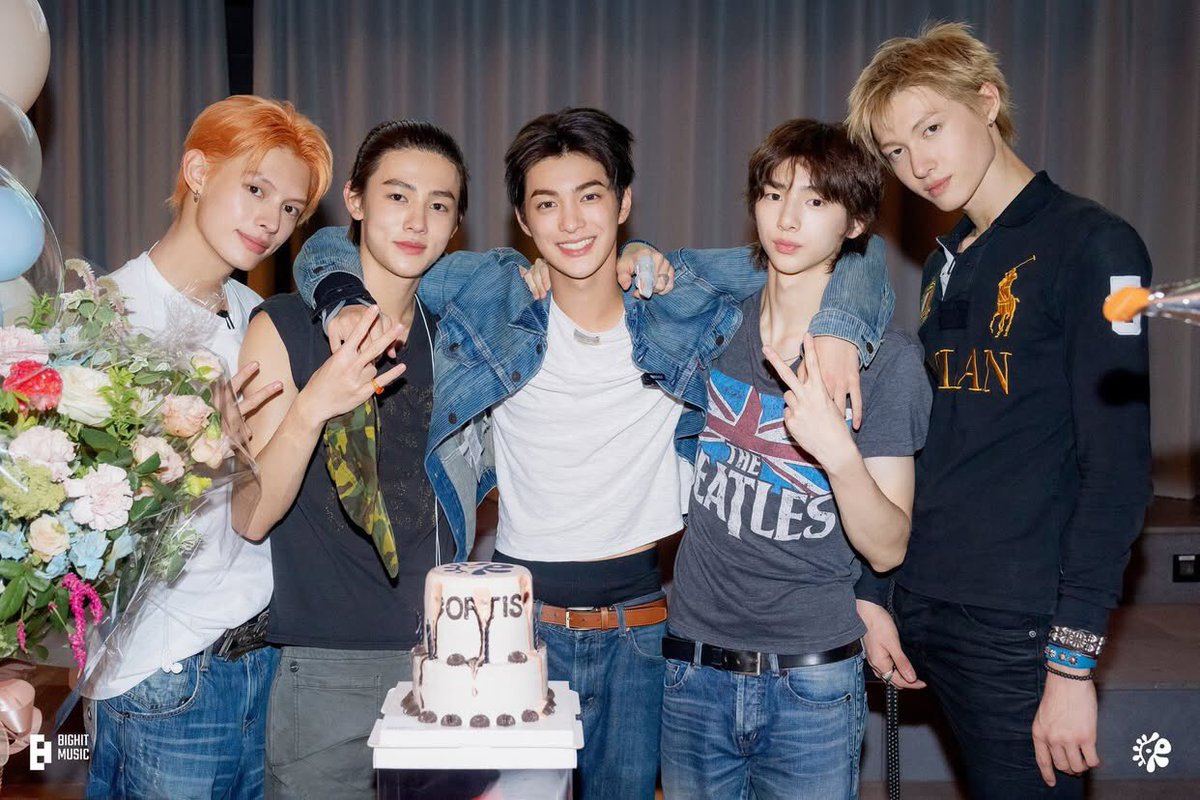 nnn_eshVN's tweet photo. [HASHTAG PARTY 🎉] HAPPY 1ST DEBUT ANNIVERSARY TO CORTIS 

RTs &amp; REPLY NOW

🎯 Goals: 200 Replies
⬇️Tagline &amp; hashtag⬇️

SEONGHYEON REIGNS THIS CHAPTER

#SEONGHYEON1YearVoyage
#FirstYearOutsideTheLines
#성현_데뷔기념일
#SEONGHYEON #성현 https://t.co/M1j0g52sFW