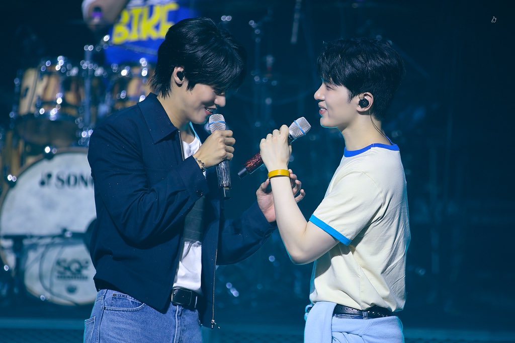 sapling_star's tweet photo. 260816 &amp;CON5 - 부산 Day 2🌊
에이징 팔찌 합격💯

#엔플라잉 #NFlying #유회승 #이승협 https://t.co/dbrmY2ZLIM