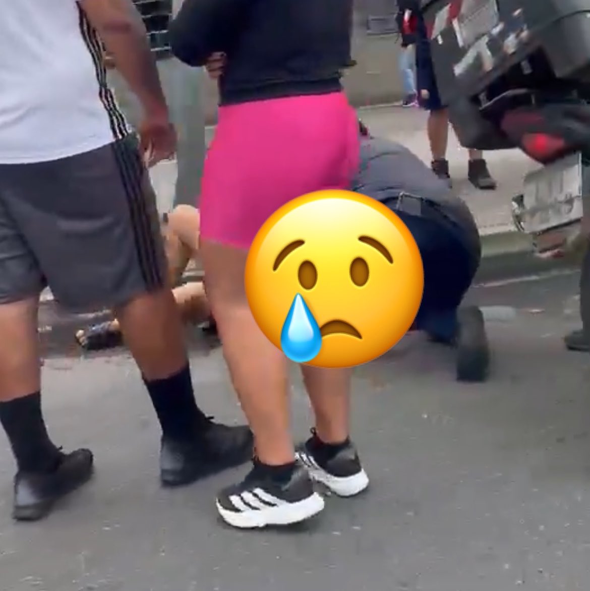 baudorio's tweet photo. ⚠️CEJA: Uma mulher de cerca de 40 anos morreu após ser atingida por uma roda que se soltou de um ônibus do BRT, no Tanque. 

Ela havia acabado de desembarcar de uma moto por aplicativo, foi levada ao Hospital Lourenço Jorge e passou por cirurgia, mas não resistiu. https://t.co/Lw0OCNG50x