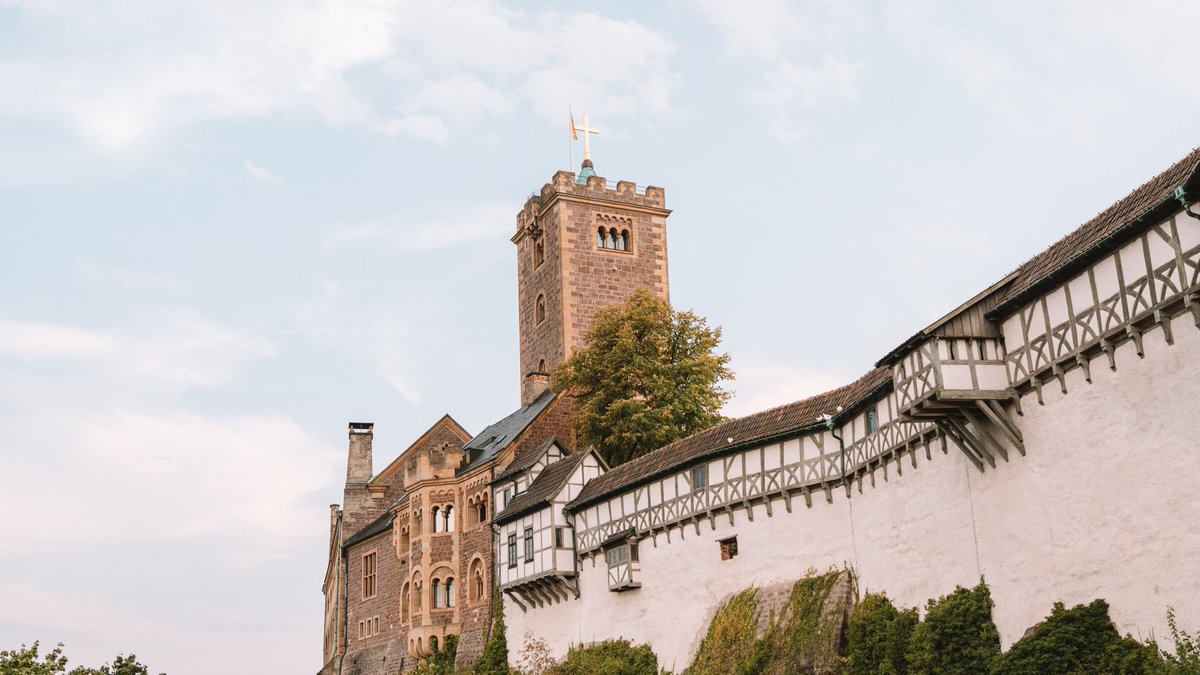 gd_thueringen's tweet photo. Drehtag in Thüringen 🎥
Zwischen Simmen, Burschenschaftsdenkmal und Wartburg – Eindrücke eines Drehtages an Orten, die von Geschichte, Tradition und deutscher Kultur erzählen. 🇩🇪 https://t.co/jlIr97SuBY