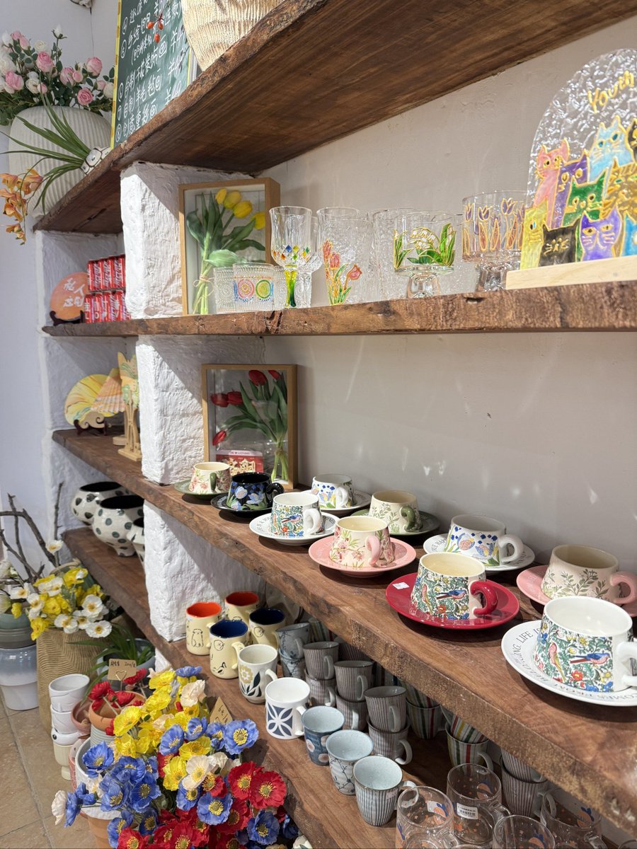 RitaBorer28856's tweet photo. Found a hidden pop-up art studio downtown! Hand-painted ceramic mugs + live music vibes—perfect Sunday creative fix.  #ArtEscape #SlowSunday， https://t.co/0nki7tBiiA