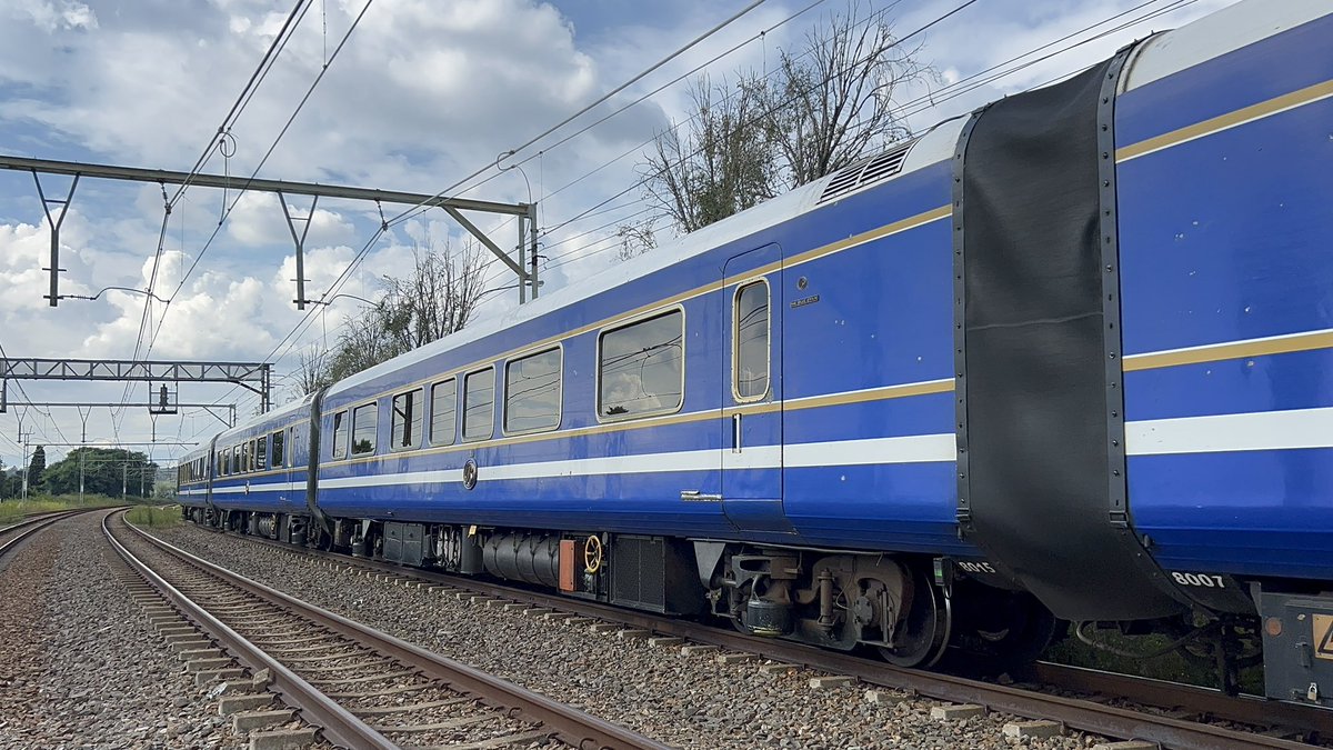 JimmyRailFan's tweet photo. #BlueTrain passing through Kempton Park, making its way to Cape Town | 17 August 2026 https://t.co/qvY3guYPEq