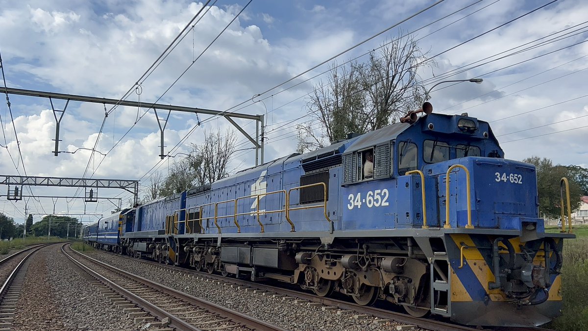 JimmyRailFan's tweet photo. #BlueTrain passing through Kempton Park, making its way to Cape Town | 17 August 2026 https://t.co/qvY3guYPEq