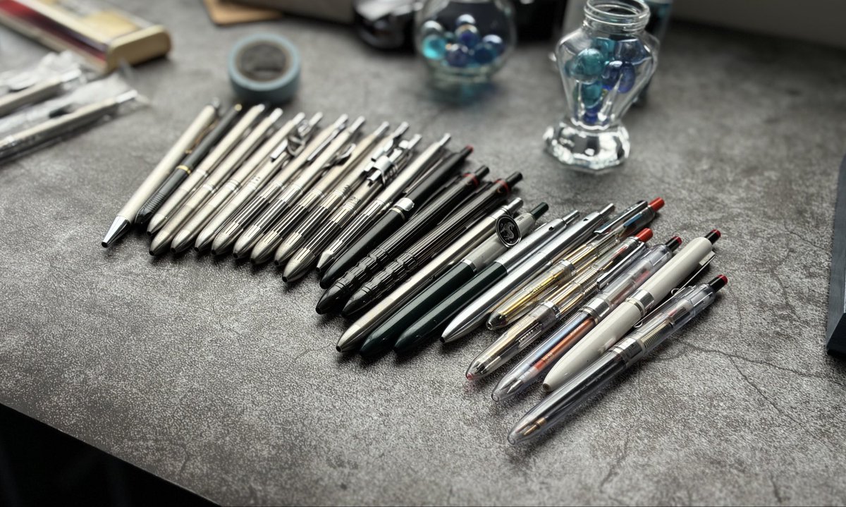 shinta1207849's tweet photo. 色々大集合してた #文房具と写真 https://t.co/Y64JCYqtck