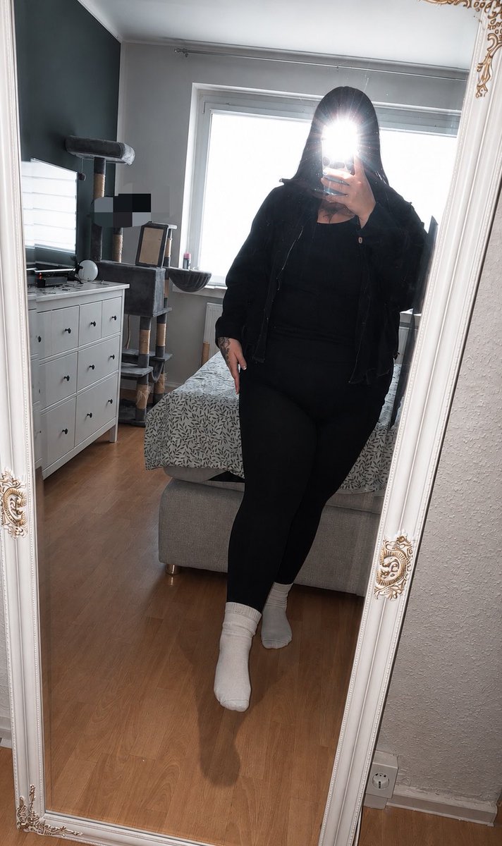 LadyRavenaNoir's tweet photo. Dort unter dem Fuß deiner Herrin ist dein Platz. Knie nieder du Köter. 🐦‍⬛🖤🐶 https://t.co/frfcbKpKaR