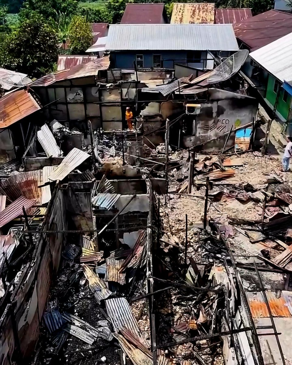 Om_kax's tweet photo. Delapan Buah Rumah di Kelurahan Roban, Kecamatan Singkawang Tengah, Singkawang, Kalimantan Barat Terbakar dan Seorang Anak Berusia 12 Tahun Meninggal Dunia
Turut berduka cita🙏
Semoga keluarga korban diberikan ketabahan
#Kebakaran 
#Kebakaranrumah
#KebakaranrumahdiSingkawang https://t.co/WiafVCW0uc