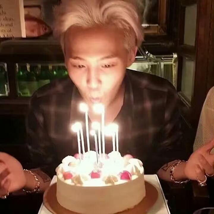 JustGDragonxi's tweet photo. #HappyGDay2026
Still beautiful 
Happy Birthday baby @IBGDRGN 
#꽃잎하나_더해_권지용_사랑해 https://t.co/GRMlccxFML