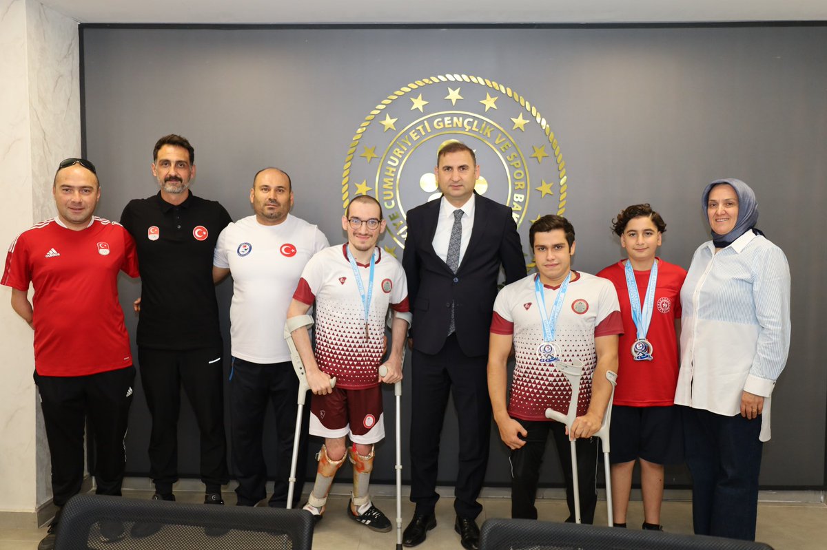GSB_KMaras's tweet photo. 7-9 Ağustos 2026 tarihlerinde Çorum’da düzenlenen Para Yüzme Kulüplerarası Türkiye Şampiyonası ve Deaf Yüzme Bireysel Türkiye Şampiyonası’nda derece elde eden sporcularımız, İl Müdürümüz Yasin Özdemir’i ziyaret etti. https://t.co/DaOmTyFOs9