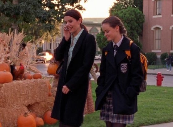 poetcinematic's tweet photo. started rewatching gilmore girls earlier than usual because i’m craving autumn that badly 🍂 https://t.co/gTQocKsTPq